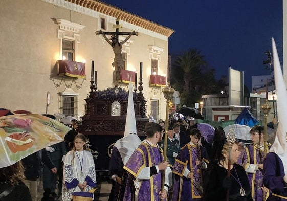Los paraguas acompañaron al Crito del Amparo durante su precipitado regreso al templo