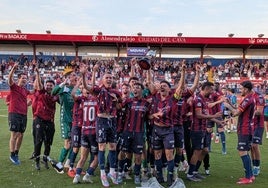 El equipo celebró sobre el césped la consecución del campeonato y el ascenso