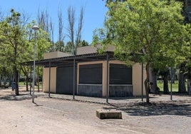 Quiosco, cerrado hace años, situado en el interior del parque de Las Mercedes