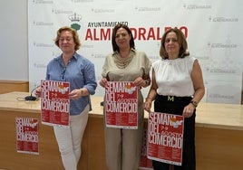 La concejala Josefina Barragán junto a representantes de Asemce y Ceal