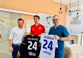 Un momento de la presentación oficial del nuevo jugador del CD Extremadura