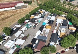 Labores de control del dron sobre el tradicional mercadillo de los vienes