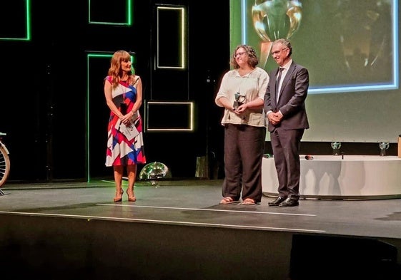 Ana Macías recogió el galardon de manos del Delegado del Gobierno