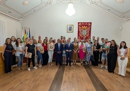 Autoridades, junto a los adjudicatarios de las viviendas, tras la entrega de llaves