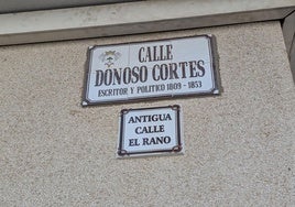 La calle Donoso Cortés ha sido la primera en lucir el rótulo también de su antigua denominación
