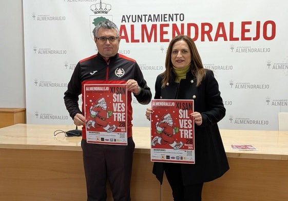 La concejala de Deportes y el presidente del club tras la presentación de la prueba