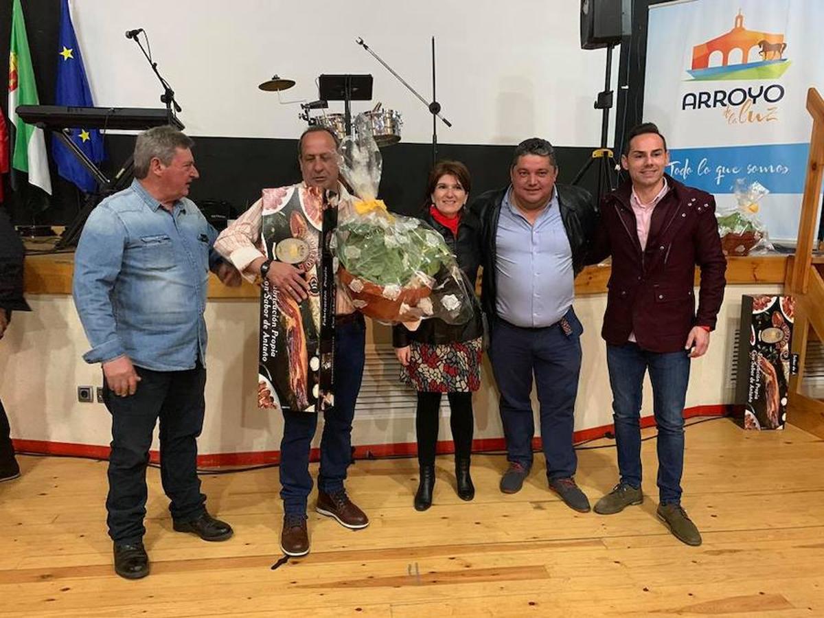 Ganadores de la rifa de cestas con productos para preparar el plato de coles con buche