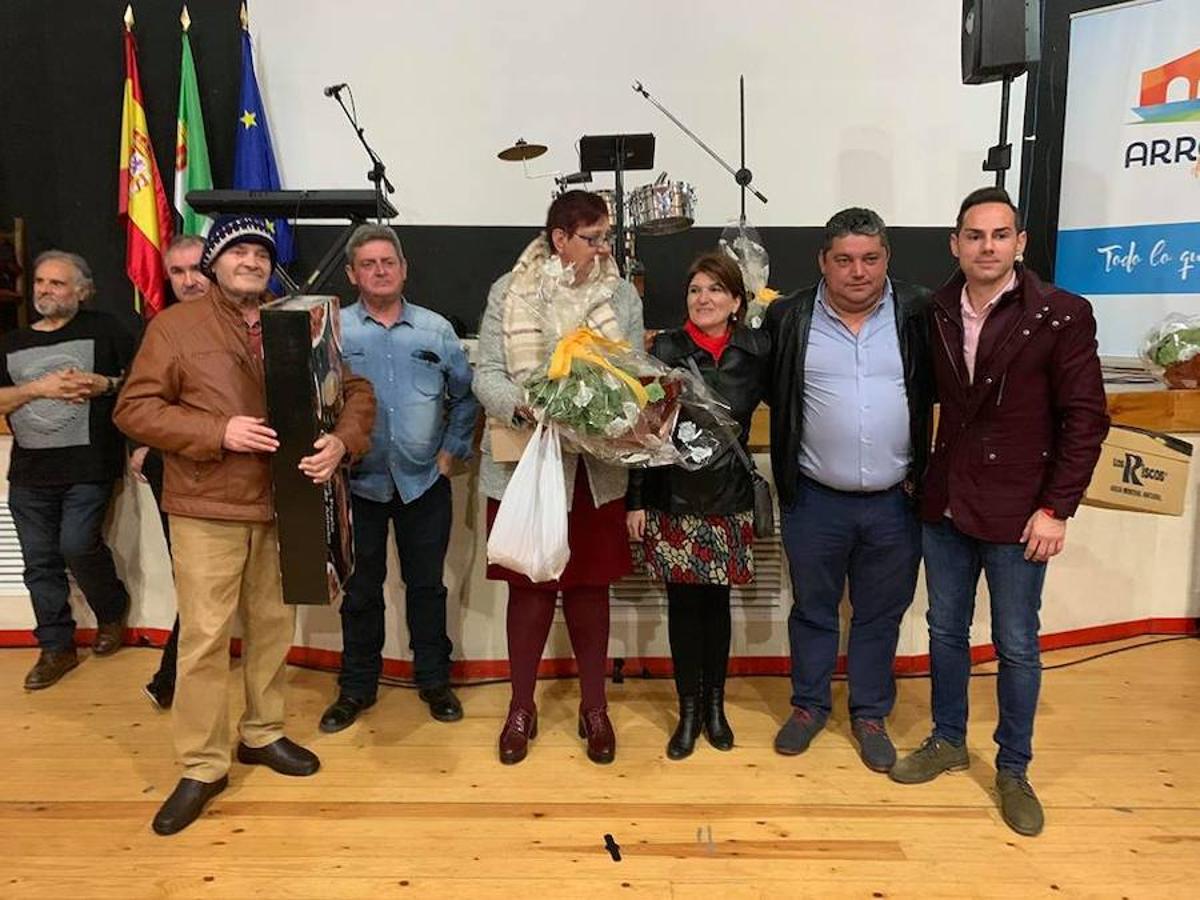 Ganadores de la rifa de cestas con productos para preparar el plato de coles con buche