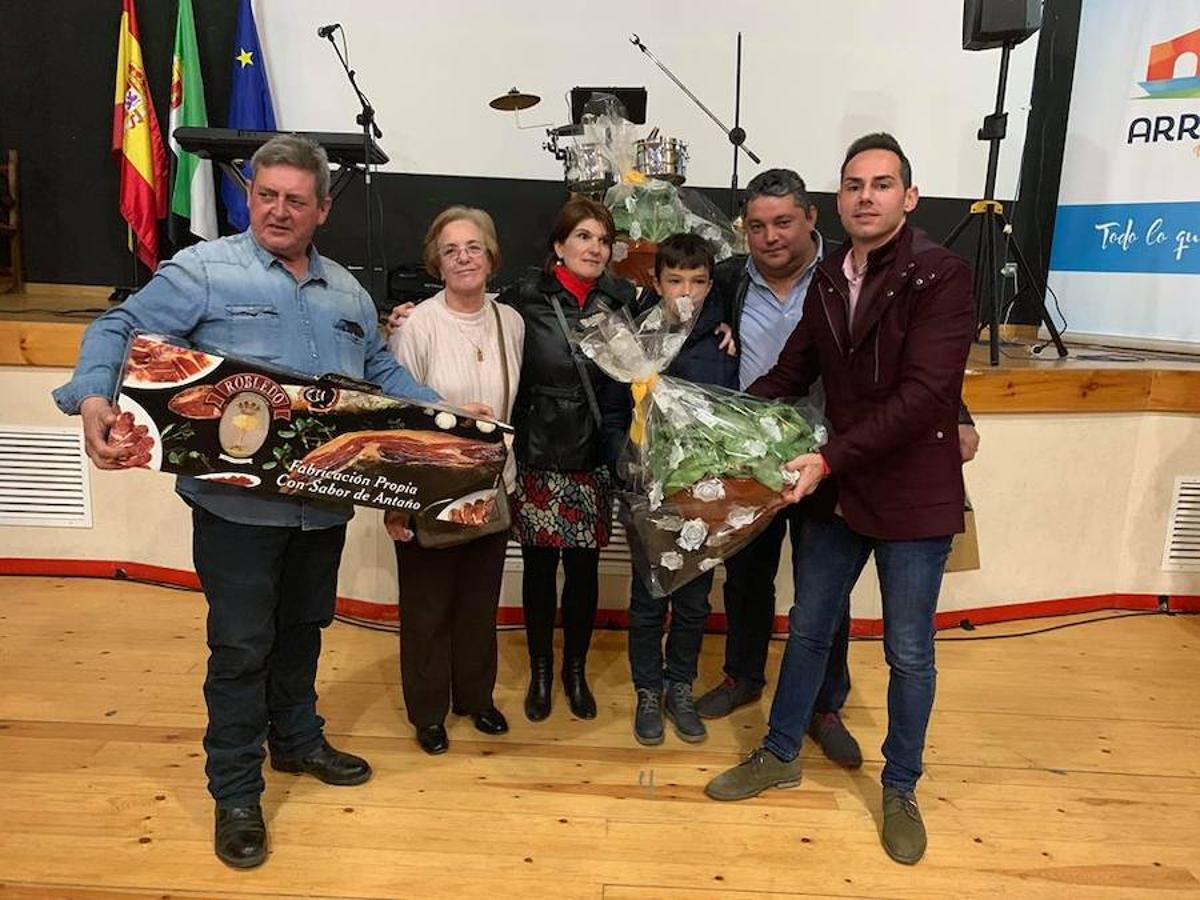 Ganadores de la rifa de cestas con productos para preparar el plato de coles con buche