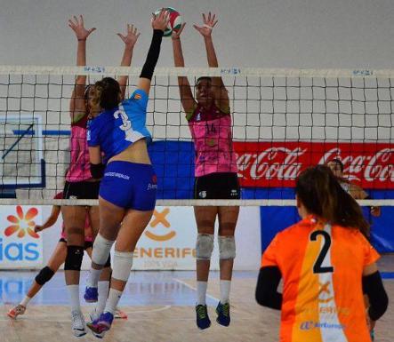 Bloqueo de Inma Lavado y Bruna Paixao en el partido de la primera vuelta ante el Cuesta Piedra. 