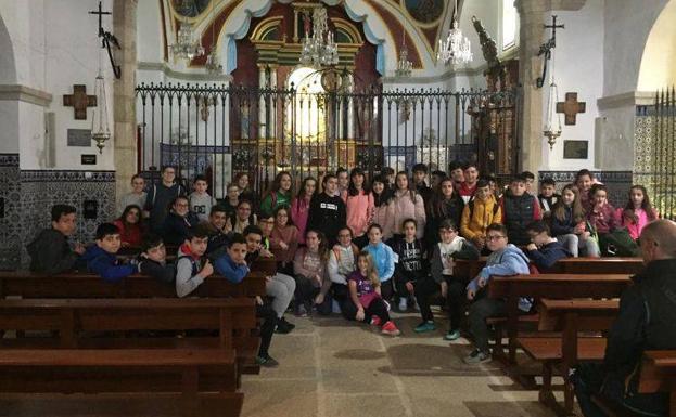 En el interior de la ermita, frente a la Virgen de la Luz 