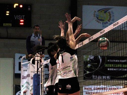 Espectacular bloqueo triple de Beu Meléndez-Pál, Inma Lavado y Bruna Paixao. 