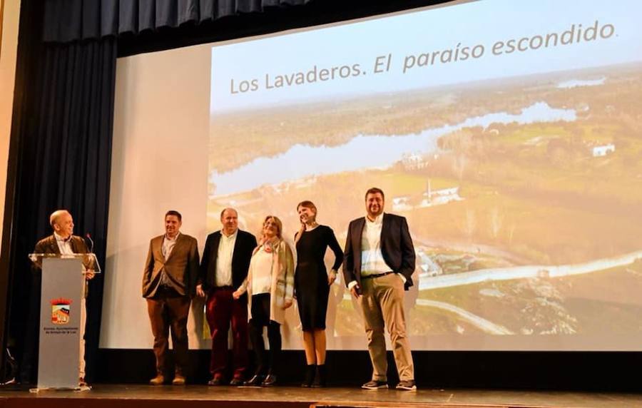 Santos Jorna Escobero presentando a los promotores del proyecto 