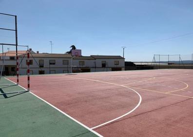 Imagen secundaria 1 - Mejoras en las pistas deportivas de la barriada del Convento