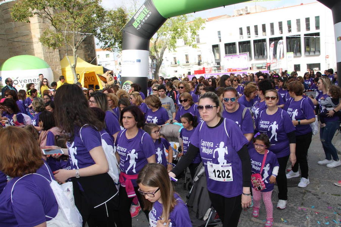 El pasado 30 de marzo se celebró la IV Carrera de la Mujer de Arroyo de la Luz, con más de 1.400 participantes, organizada por la Fundación Jóvenes y Deporte en colaboración con el Instituto de la Mujer de Extremadura y el Ayuntamiento de la localidad, con el apoyo de la Diputación de Cáceres y, este año además, con la participación y patrocinio de Banco Santander. La salida fue desde la Plaza de la Constitución, con un recorrido de 3 kilómetros por el centro de la ciudad. La madrina autonómica fue Esperanza Mendoza, árbitra extremeña de baloncesto internacional y única mujer que arbitra encuentros de liga ACB, que no pudo asistir por problemas de agenda, y la madrina local Chelo Carrasco, presidenta de la Asociación de la Mujer de Arroyo de la Luz. 