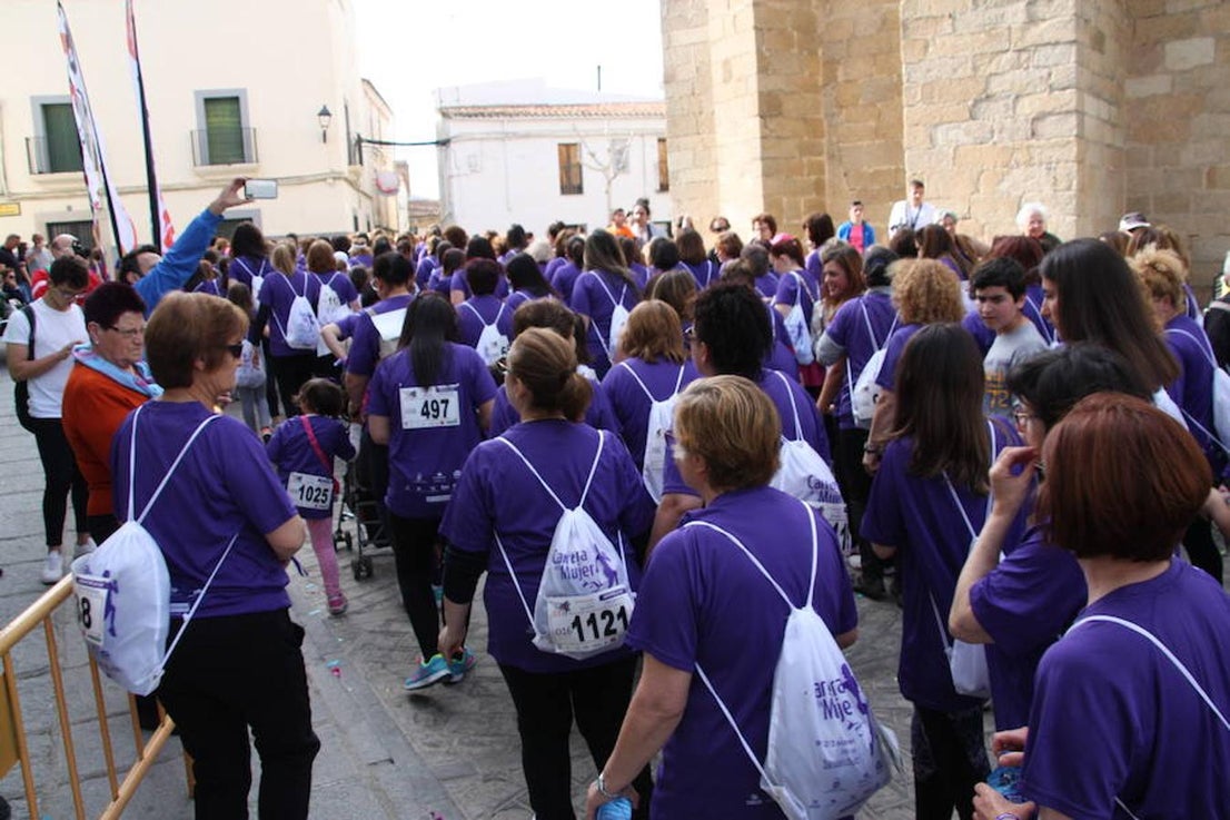 El pasado 30 de marzo se celebró la IV Carrera de la Mujer de Arroyo de la Luz, con más de 1.400 participantes, organizada por la Fundación Jóvenes y Deporte en colaboración con el Instituto de la Mujer de Extremadura y el Ayuntamiento de la localidad, con el apoyo de la Diputación de Cáceres y, este año además, con la participación y patrocinio de Banco Santander. La salida fue desde la Plaza de la Constitución, con un recorrido de 3 kilómetros por el centro de la ciudad. La madrina autonómica fue Esperanza Mendoza, árbitra extremeña de baloncesto internacional y única mujer que arbitra encuentros de liga ACB, que no pudo asistir por problemas de agenda, y la madrina local Chelo Carrasco, presidenta de la Asociación de la Mujer de Arroyo de la Luz. 