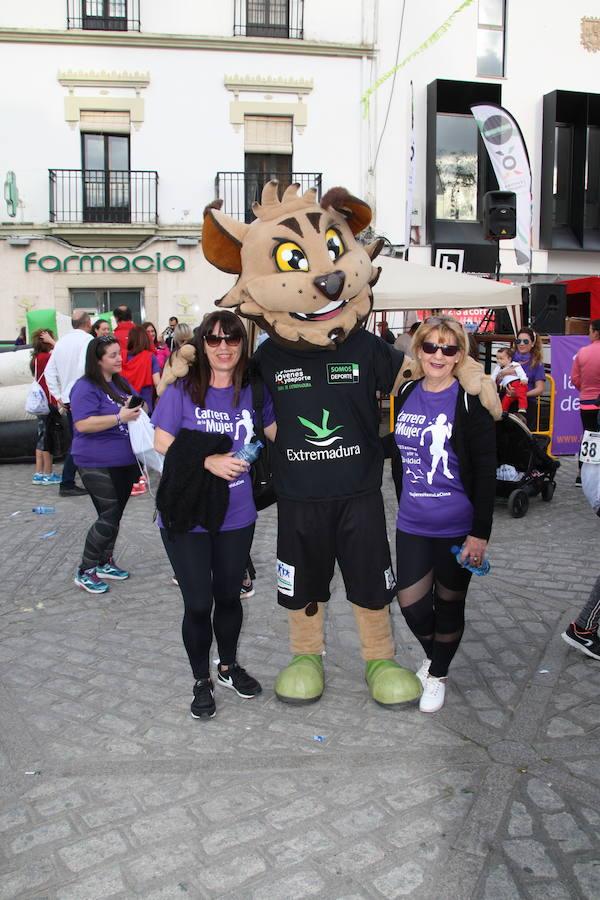 El pasado 30 de marzo se celebró la IV Carrera de la Mujer de Arroyo de la Luz, con más de 1.400 participantes, organizada por la Fundación Jóvenes y Deporte en colaboración con el Instituto de la Mujer de Extremadura y el Ayuntamiento de la localidad, con el apoyo de la Diputación de Cáceres y, este año además, con la participación y patrocinio de Banco Santander. La salida fue desde la Plaza de la Constitución, con un recorrido de 3 kilómetros por el centro de la ciudad. La madrina autonómica fue Esperanza Mendoza, árbitra extremeña de baloncesto internacional y única mujer que arbitra encuentros de liga ACB, que no pudo asistir por problemas de agenda, y la madrina local Chelo Carrasco, presidenta de la Asociación de la Mujer de Arroyo de la Luz. 