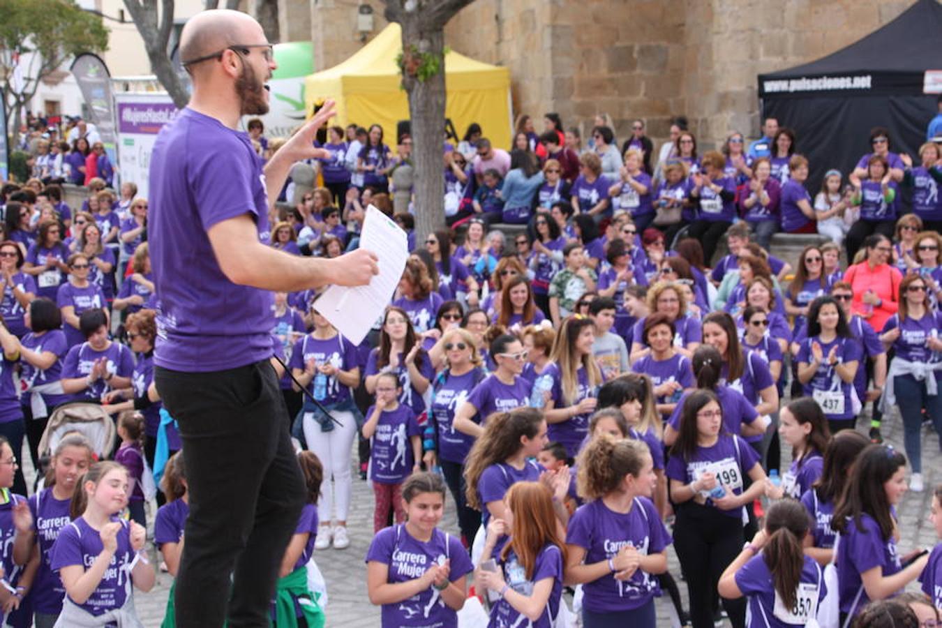 El pasado 30 de marzo se celebró la IV Carrera de la Mujer de Arroyo de la Luz, con más de 1.400 participantes, organizada por la Fundación Jóvenes y Deporte en colaboración con el Instituto de la Mujer de Extremadura y el Ayuntamiento de la localidad, con el apoyo de la Diputación de Cáceres y, este año además, con la participación y patrocinio de Banco Santander. La salida fue desde la Plaza de la Constitución, con un recorrido de 3 kilómetros por el centro de la ciudad. La madrina autonómica fue Esperanza Mendoza, árbitra extremeña de baloncesto internacional y única mujer que arbitra encuentros de liga ACB, que no pudo asistir por problemas de agenda, y la madrina local Chelo Carrasco, presidenta de la Asociación de la Mujer de Arroyo de la Luz. 