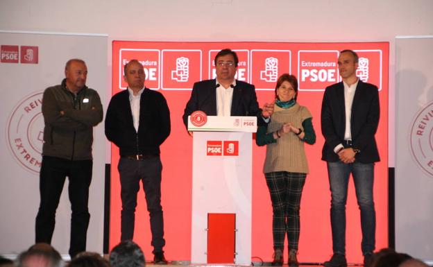 Los ex alcaldes Lorenzo Pérez y Santos Jorna, en el centro Presidente de la Junta de Extremadura y el Secretario General Regional, Guillermo Fernández Vara, a la derecha la actual alcaldesa, María Isabel Molano, y a su lado Carlos Caro, último candidato del PSOE a la alcaldía 