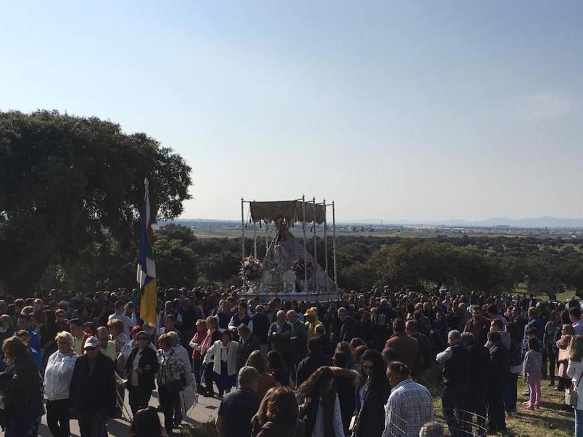La Virgen de la Luz es arropada por numerosos fieles antes del comienzo de las populares carreras de caballos