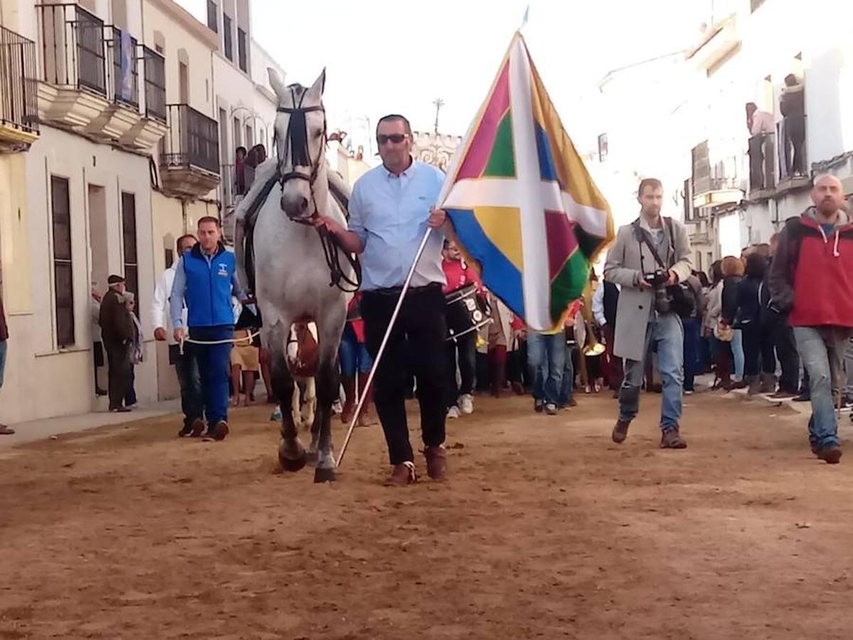 El pasado 22 de abril Arroyo de la Luz volvió a vibrar con el galopar de los caballos que recorrieron la Corredera, ocupada por unas 15.000 personas. En la fiesta participaron 160 jinetes y 4 carrozas, con unos 450 participantes. 