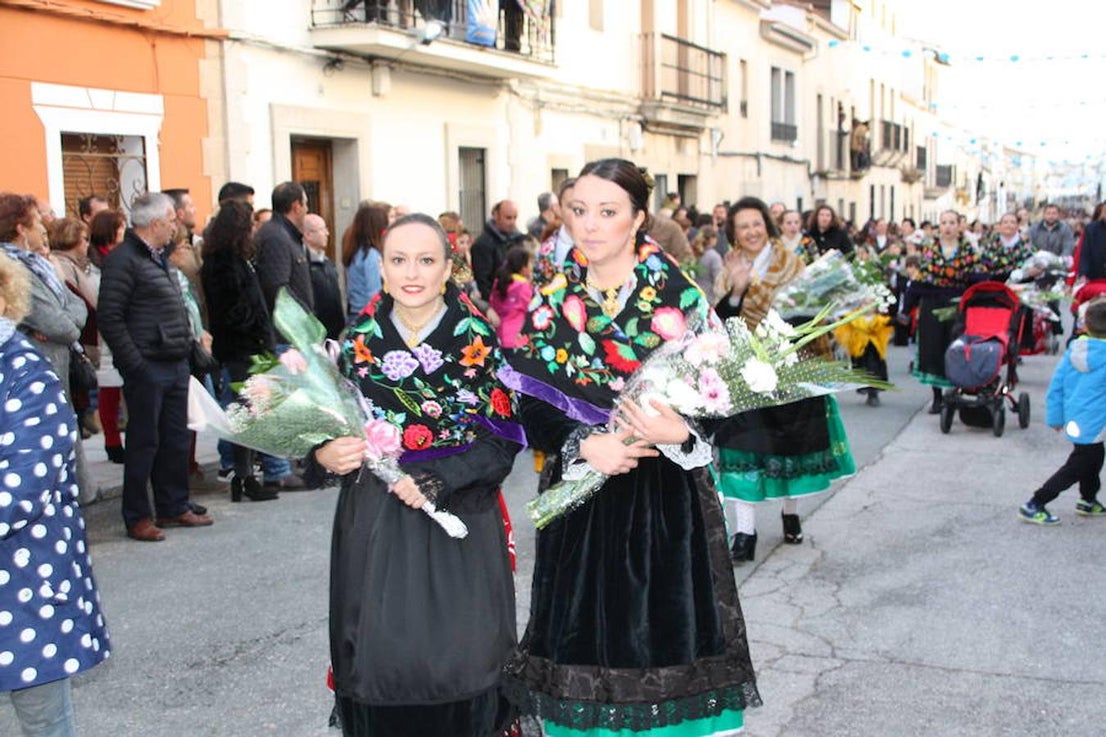 Vecinos ataviados con el traje típico suben al encuentro de la Virgen