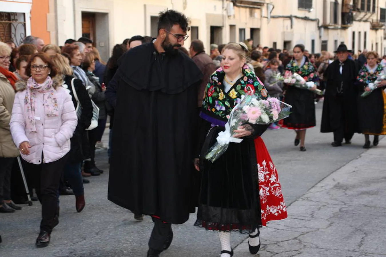 El 25 de abril la Virgen de la Luz volvió a la Iglesia Ntra. Sra. de la Asunción acompañada por cientos de vecinos, muchos de ellos ataviados con la ropa típica y con mantillas. 