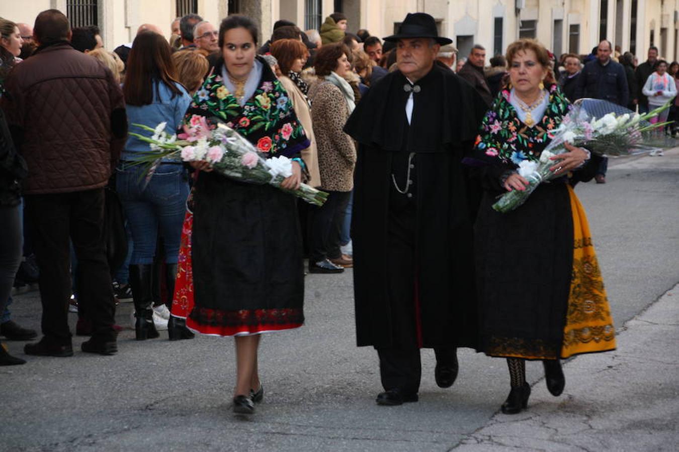 El 25 de abril la Virgen de la Luz volvió a la Iglesia Ntra. Sra. de la Asunción acompañada por cientos de vecinos, muchos de ellos ataviados con la ropa típica y con mantillas. 