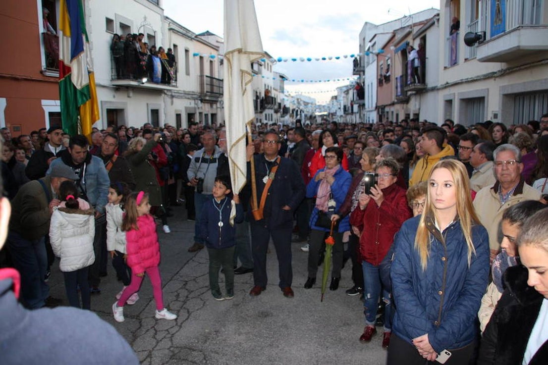 El 25 de abril la Virgen de la Luz volvió a la Iglesia Ntra. Sra. de la Asunción acompañada por cientos de vecinos, muchos de ellos ataviados con la ropa típica y con mantillas. 