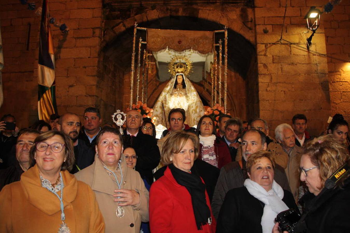 El 25 de abril la Virgen de la Luz volvió a la Iglesia Ntra. Sra. de la Asunción acompañada por cientos de vecinos, muchos de ellos ataviados con la ropa típica y con mantillas. 