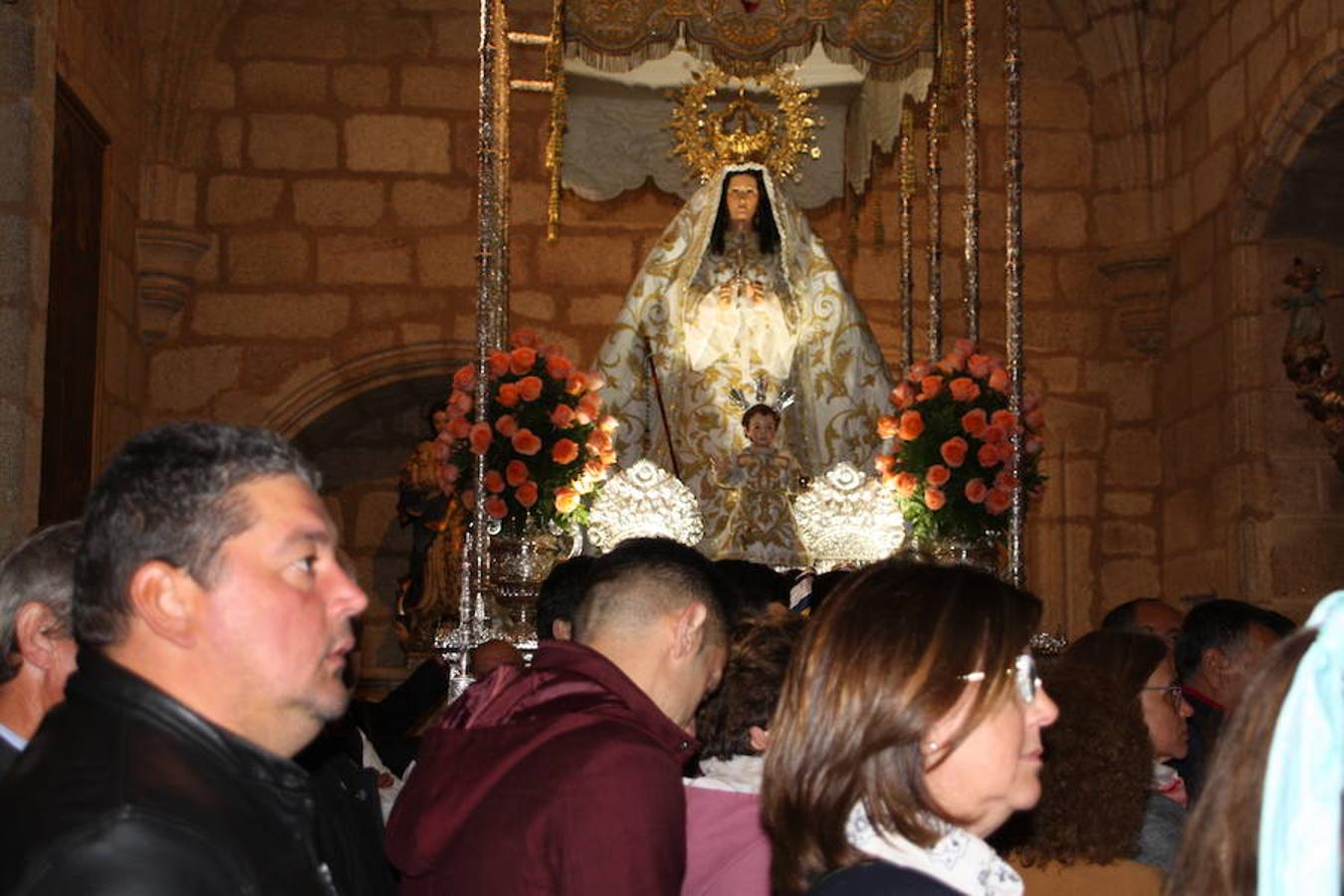 El 25 de abril la Virgen de la Luz volvió a la Iglesia Ntra. Sra. de la Asunción acompañada por cientos de vecinos, muchos de ellos ataviados con la ropa típica y con mantillas. 