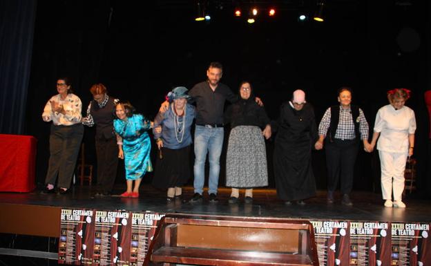 Imagen principal - Arriba, Ojalá Teatro. Debajo, una de las representaciones del grupo de teatro local y recogida de la mención especial que les otorgó el Ayuntamiento de la localidad. 