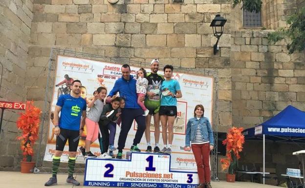 Imagen principal - El Club de Atletismo estrena equipación