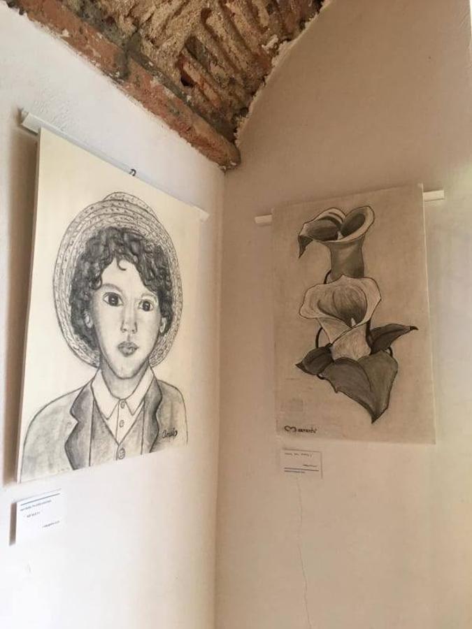 Los 16 alumnos del grupo de adultos de la Escuela Arte 16 inauguraron su exposición final de curso en la Oficina de Turismo de Arroyo de la Luz.