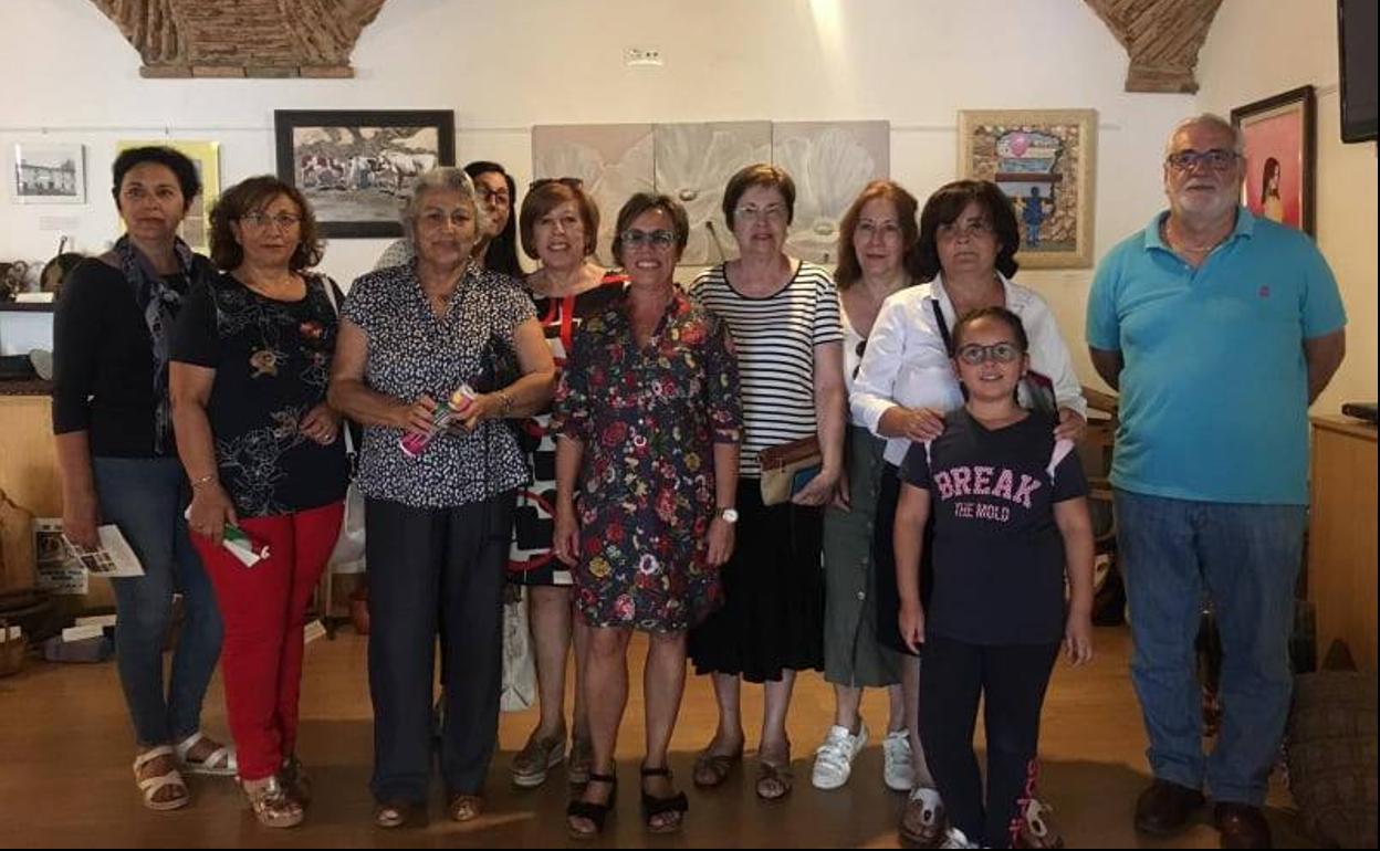 El grupo de adultos de la Escuela de Pintura 'Arte 16' inaugura una exposición con motivo de la clausura de curso