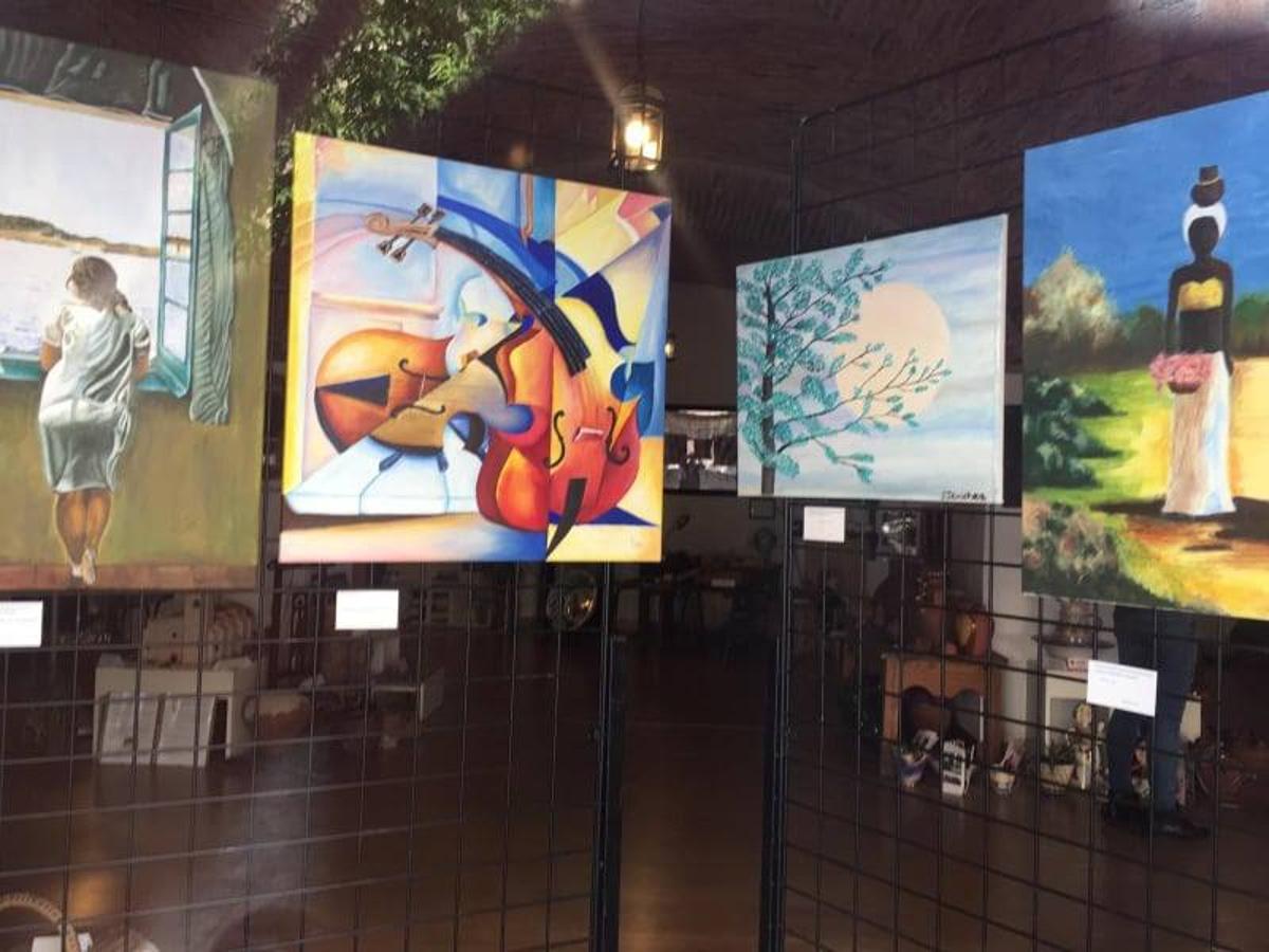 Los 16 alumnos del grupo de adultos de la Escuela Arte 16 inauguraron su exposición final de curso en la Oficina de Turismo de Arroyo de la Luz.