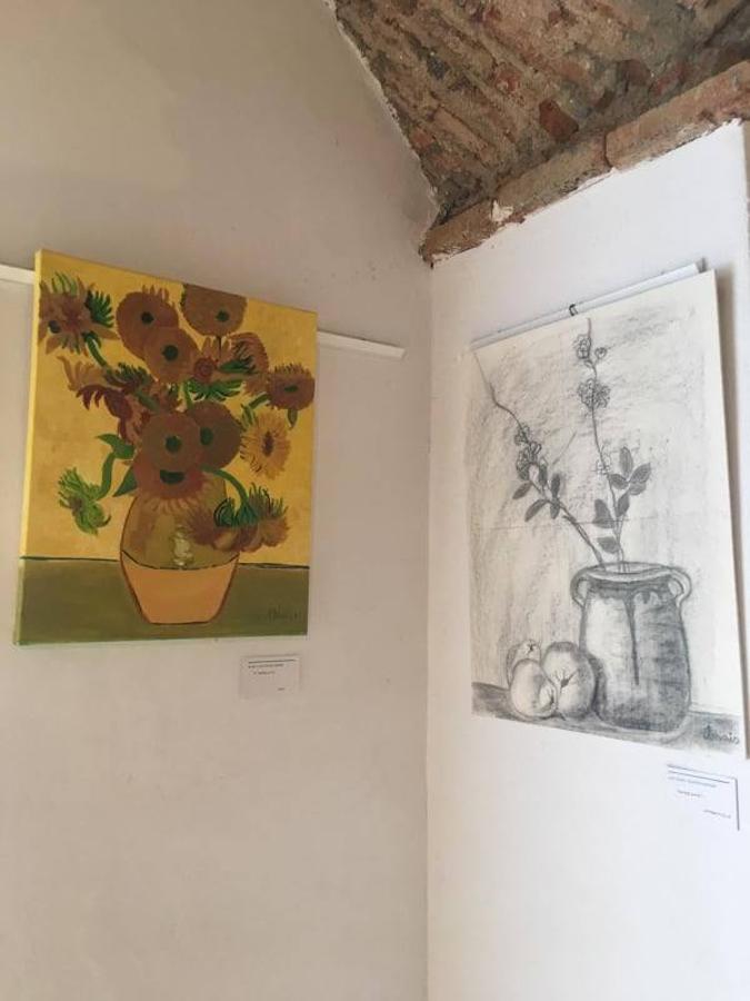 Los 16 alumnos del grupo de adultos de la Escuela Arte 16 inauguraron su exposición final de curso en la Oficina de Turismo de Arroyo de la Luz.