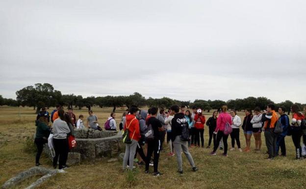 La ruta literaria les llevó hasta el Pozo de las Matanzas. 
