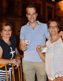 Imagen secundaria 2 - Arriba, asistentes a la charla. Debajo, representación del Ayuntamiento junto a la responsable de la biblioteca durante la charla y representación del Ayuntamiento con el alcalde, quien finalmente pudo estar presente durante los actos. 