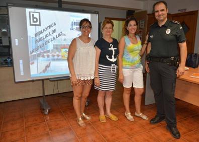 Imagen secundaria 1 - Arriba, asistentes a la charla. Debajo, representación del Ayuntamiento junto a la responsable de la biblioteca durante la charla y representación del Ayuntamiento con el alcalde, quien finalmente pudo estar presente durante los actos. 