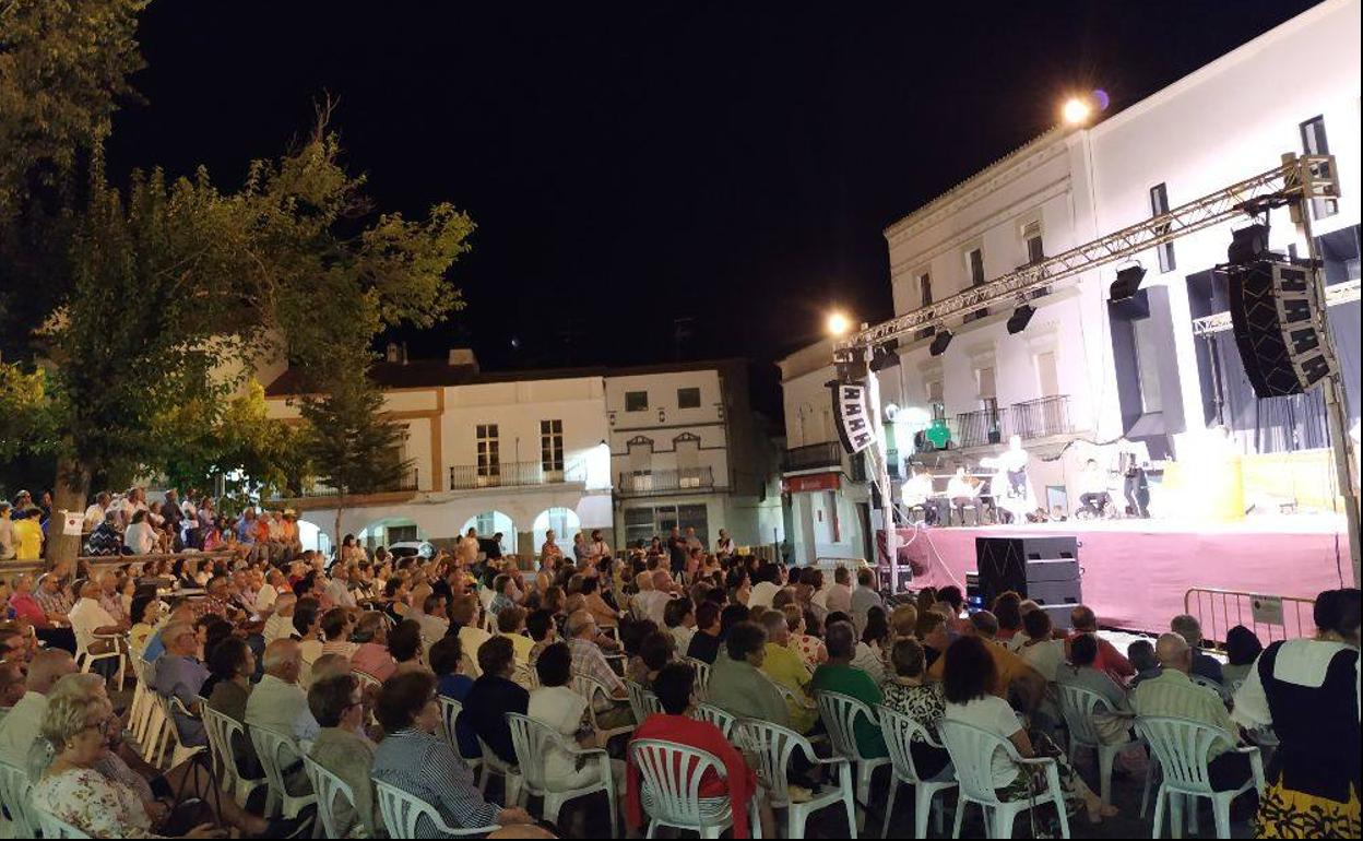 La Plaza de la Constitución vuelve a llenarse para recibir el festival de los 'Pueblos del Mundo'
