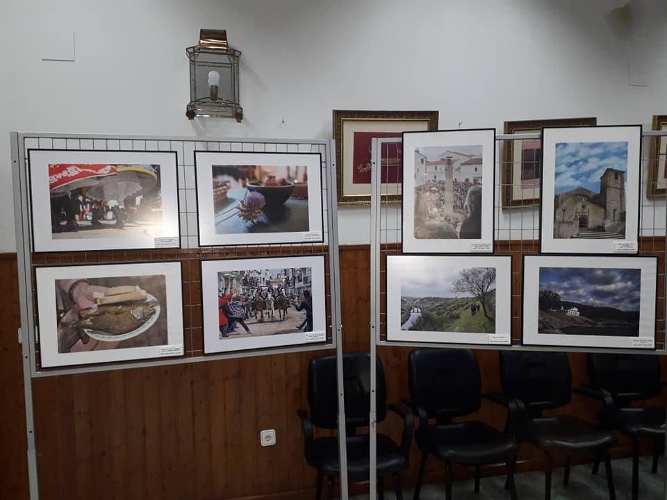 Parte de la exposición de Photones en el Salón de Plenos. 