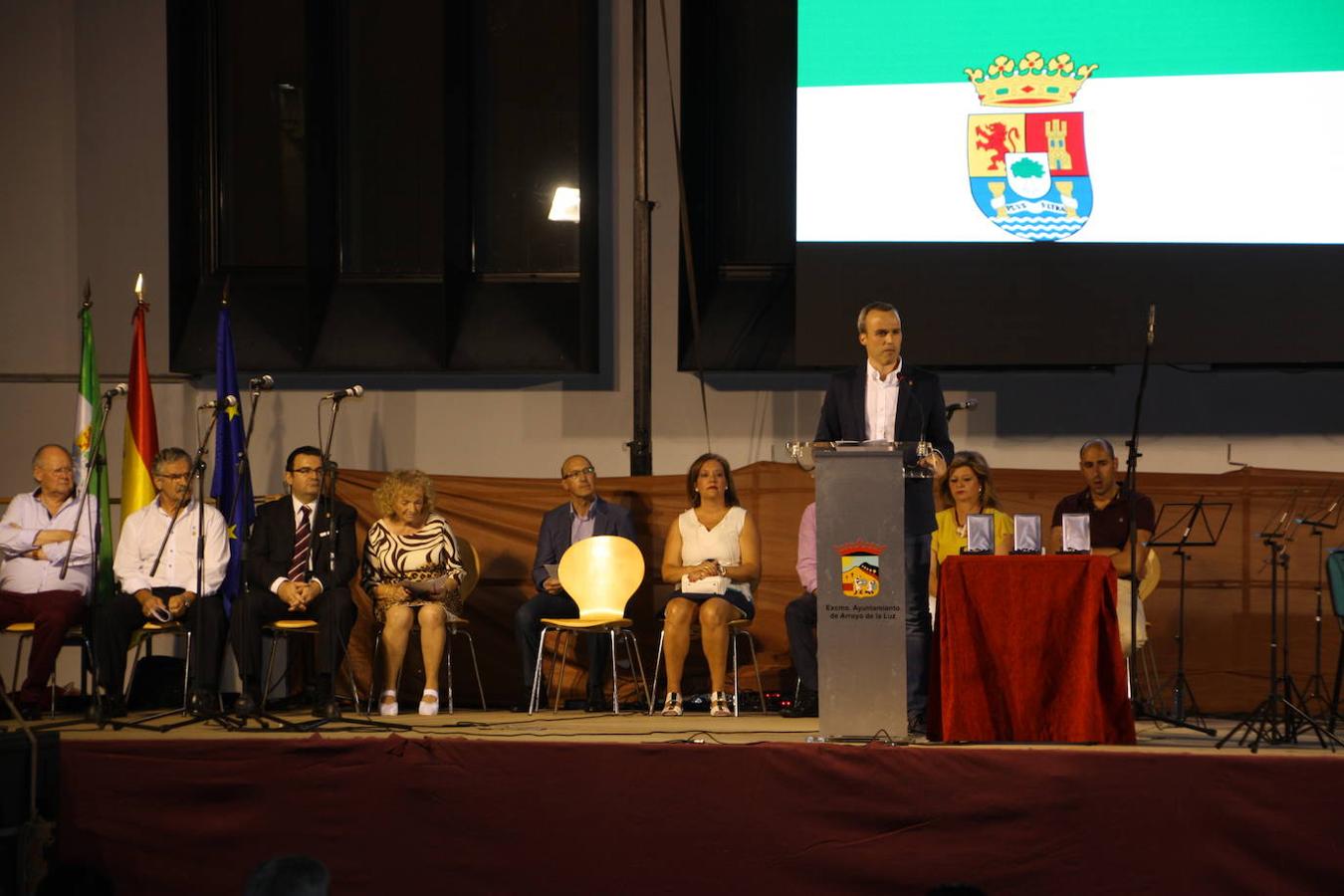 Carlos Caro, alcalde de Arroyo de la Luz, hizo entrega de las medallas de Arroyo de la Luz.