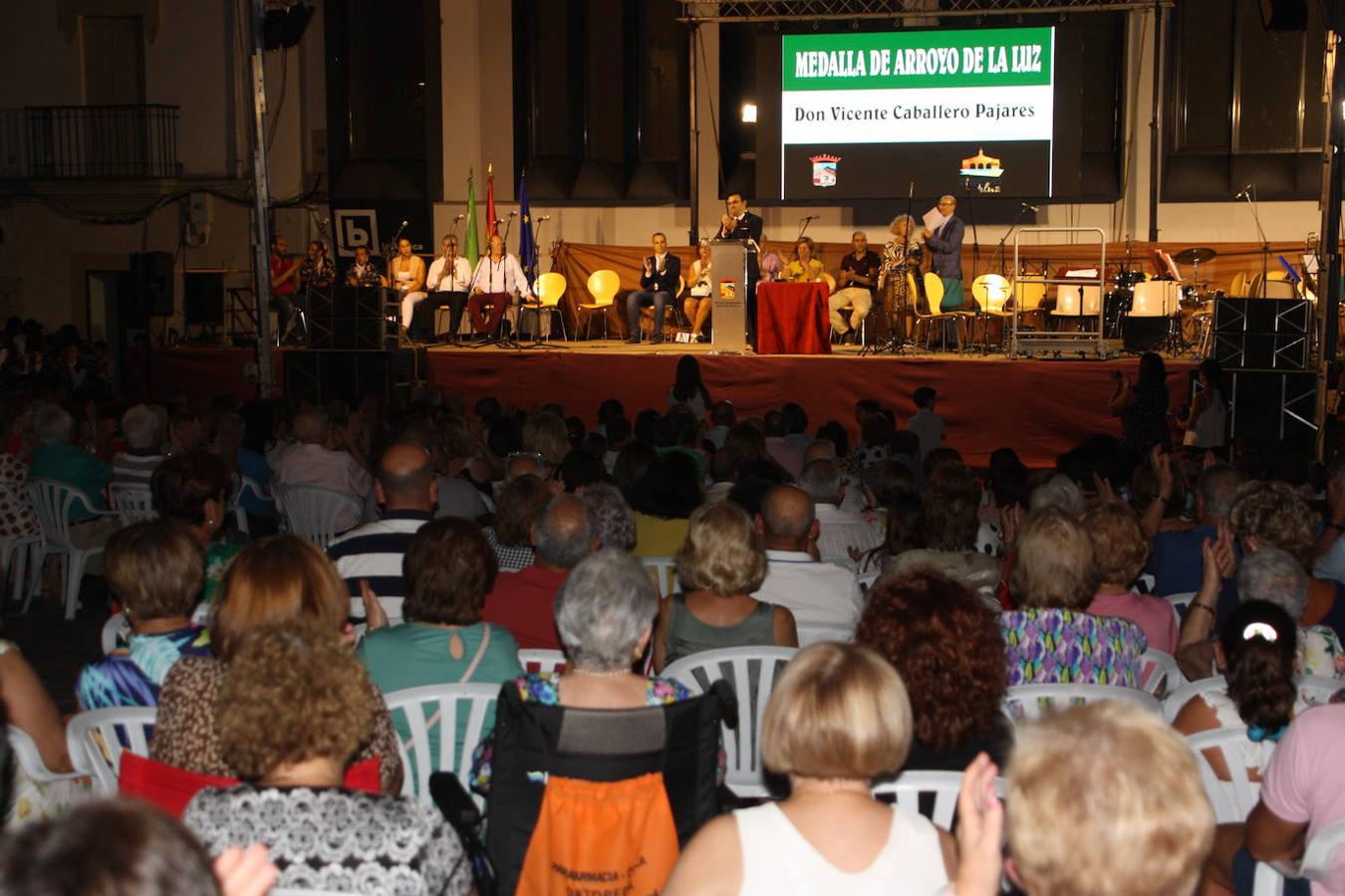 El pasado domingo, 8 de septiembre, Arroyo de la Luz celebró en Día de Extremadura en la Plaza de la Constitución, con la concesión de medallas de Arroyo de la Luz. Este año fueron concedidas a La Hermandad de San Cristóbal, Vicente Caballero y Cesar Galán Gibello, a título póstumo. 