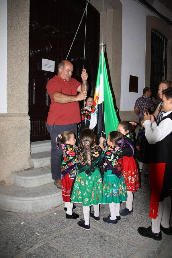 El pasado domingo, 8 de septiembre, Arroyo de la Luz celebró en Día de Extremadura en la Plaza de la Constitución, con la concesión de medallas de Arroyo de la Luz. Este año fueron concedidas a La Hermandad de San Cristóbal, Vicente Caballero y Cesar Galán Gibello, a título póstumo. 