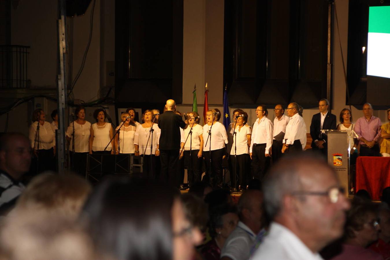 La coral municipal La Luzena entonó el himno de Extremadura durante el homenaje e izado de las banderas.