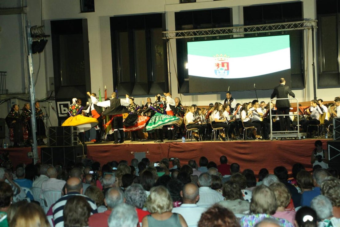 La Banda Municipal de Música y El Harriero interpretaron varios bailes conjuntamente. 