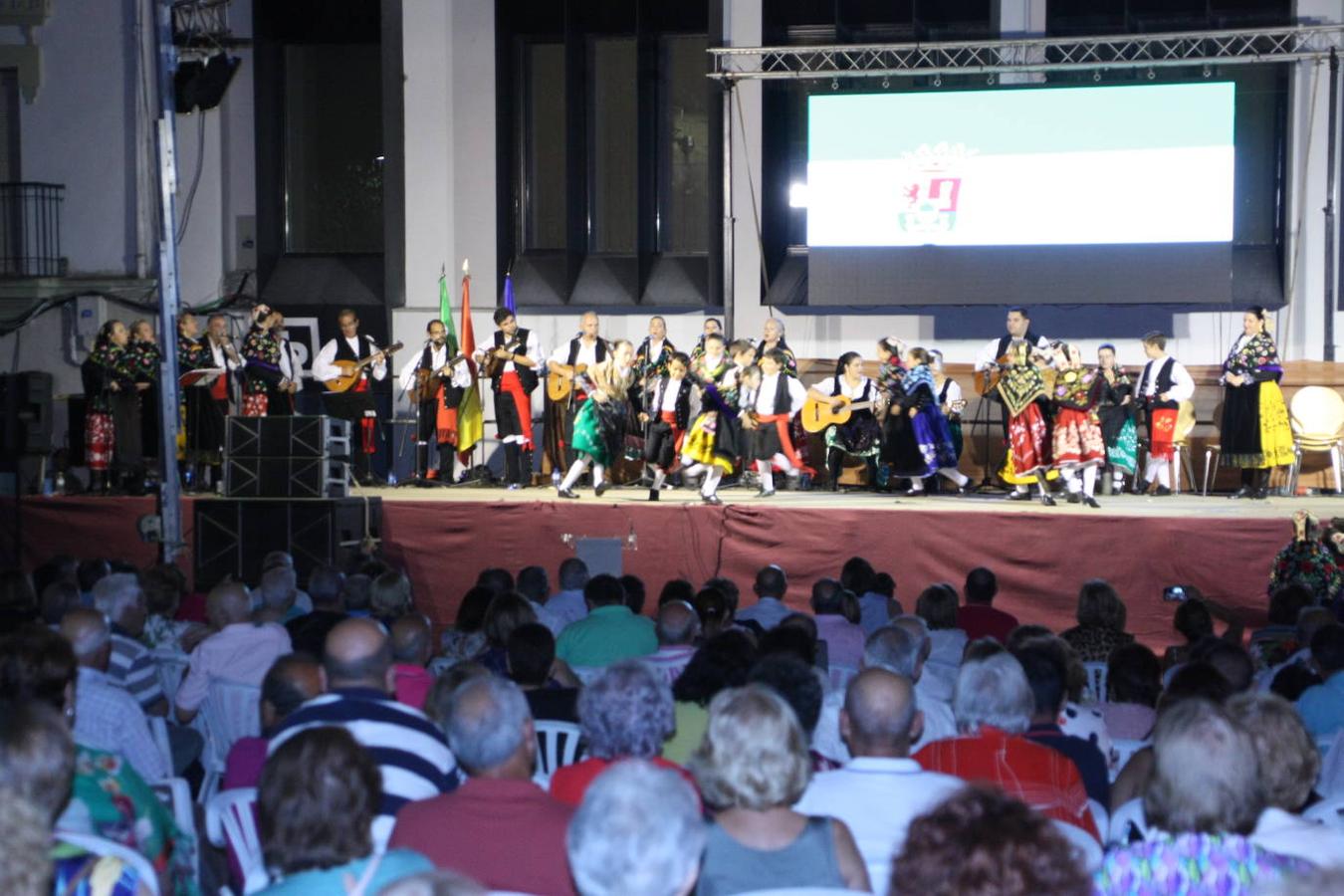 El pasado domingo, 8 de septiembre, Arroyo de la Luz celebró en Día de Extremadura en la Plaza de la Constitución, con la concesión de medallas de Arroyo de la Luz. Este año fueron concedidas a La Hermandad de San Cristóbal, Vicente Caballero y Cesar Galán Gibello, a título póstumo. 
