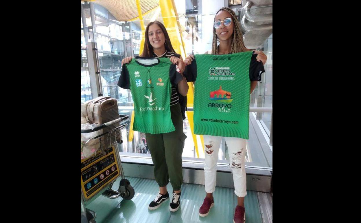 Isabela Quiuqui y Luana Silva en la T4 del Aeropuerto Madrid-Barajas Adolfo Suárez. 