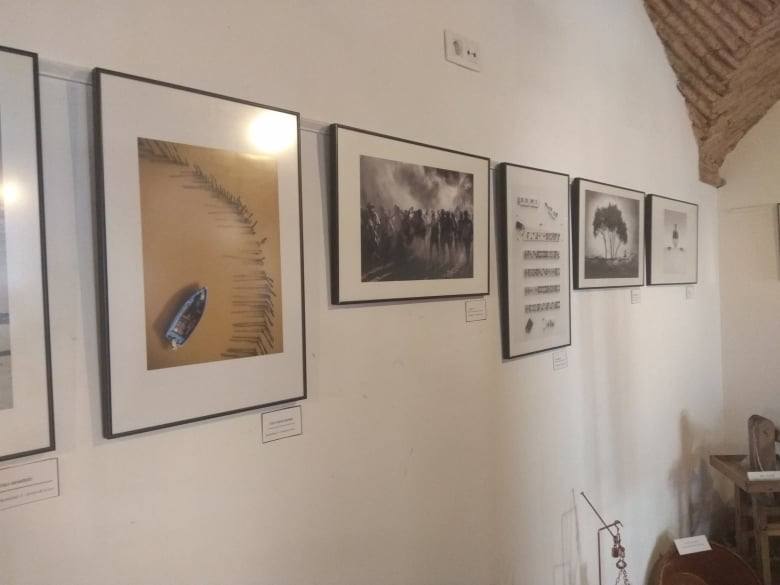 Imagen secundaria 1 - Algunos de los cuadros y fotografías expuestos. 